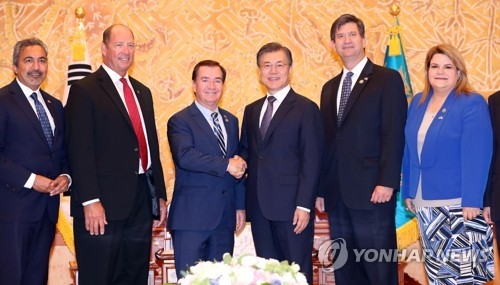 ロイス委員長（左から３人目）と握手を交わす文大統領＝２８日、ソウル（聯合ニュース）