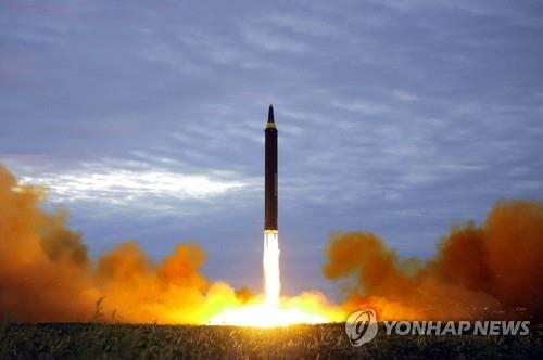 北朝鮮はミサイル発射実験を繰り返している。中距離弾道ミサイル「火星１２」の発射場面（資料写真）＝（聯合ニュース）