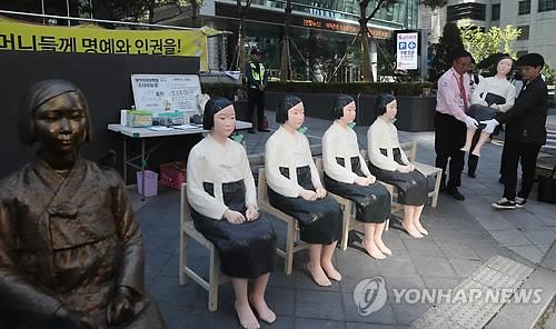 日本大使館前に設置された少女像の横に置かれるレプリカ＝２日、ソウル（聯合ニュース）