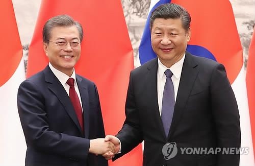 文大統領（左）は１４日に北京で習近平国家主席と首脳会談を行った＝（聯合ニュース）