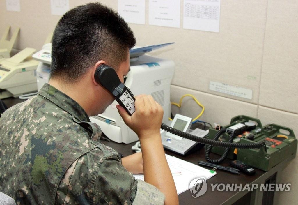 黄海の軍通信線を使って北朝鮮側と話す韓国軍関係者（資料写真）＝（聯合ニュース）
