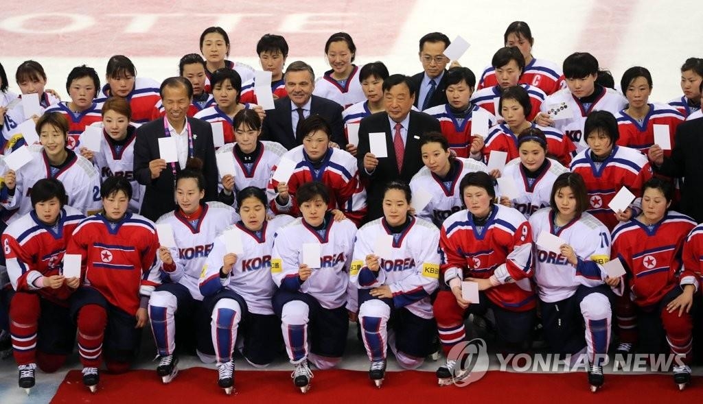 昨年４月、韓国で行われたアイスホッケー女子の世界選手権４部に相当するディビジョン２Ａの試合で南北が対戦後、記念撮影を行っている（資料写真）＝（聯合ニュース）