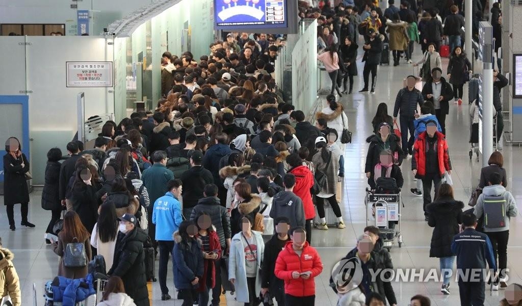 海外旅行に出かける人々で混雑する仁川国際空港（資料写真）＝（聯合ニュース）