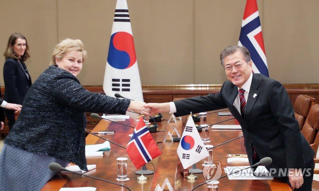 握手を交わす文大統領（右）とソルベルグ首相＝１５日、ソウル（聯合ニュース）