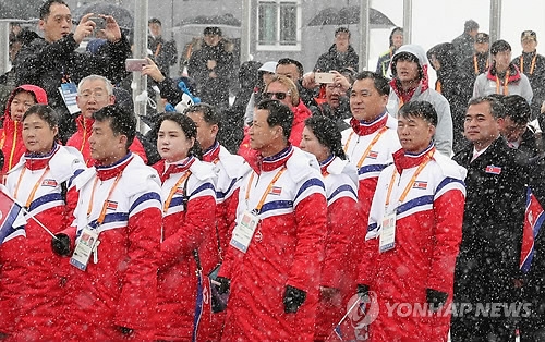 入村式に出席した北朝鮮選手団＝８日、平昌（聯合ニュース）