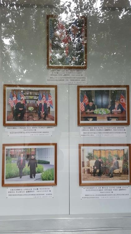 北京の北朝鮮大使館の掲示板に張られた朝米首脳会談の写真＝２９日、北京（聯合ニュース）