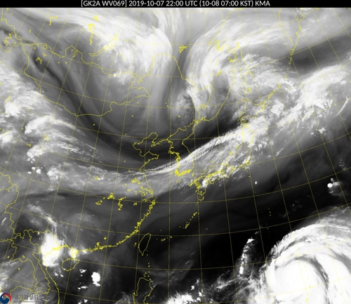 午前７時に衛星が撮影した東アジア。右下が台風１９号（気象庁提供）=（聯合ニュース）≪転載・転用禁止≫