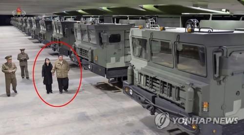 北朝鮮メディアは1日、金正恩氏(赤い線で囲んだ部分の右)が娘のジュエさん(同左)とミサイル「KN23」を搭載した移動式発射台を見て回る姿を公開した(朝鮮中央テレビの映像から)=(聯合ニュース)≪転載・転用禁止≫