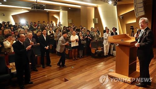 포크 50년사 주역들 한자리…이백천 출판기념회서 기립박수 - 2