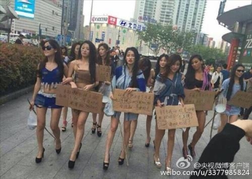 '직장' 잃은 중국 레이싱걸들 '거지복장' 항의시위 - 2