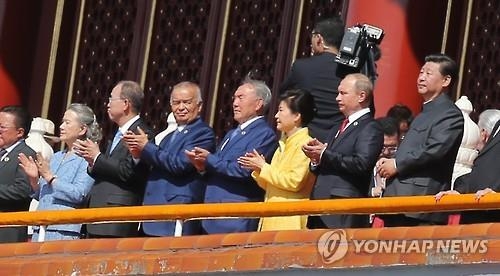 톈안먼 오른 朴대통령, 시진핑 우측 두번째서 中전승절 참관(종합) - 2