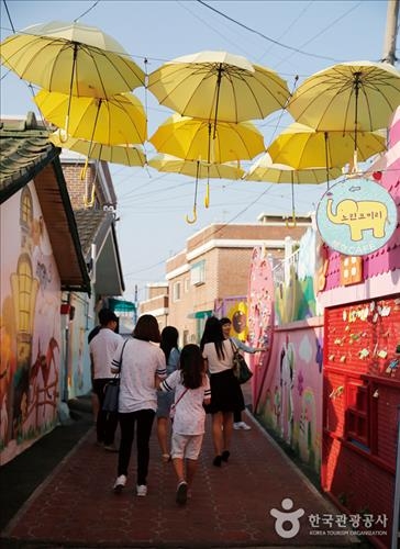 "이국적이고 동심이 있는 차이나타운·동화마을 오세요"4
