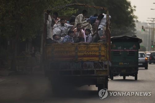 인도 뉴델리 "최악 대기오염 막자"…화물차 환경통행료 부과 - 2