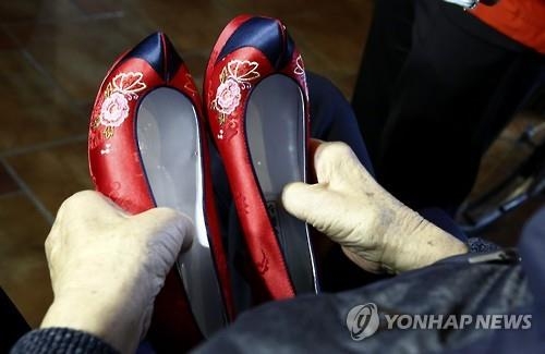 <이산상봉> 98세 할아버지, 두 딸에게 65년만에 '꽃신' 약속 지켜 - 2