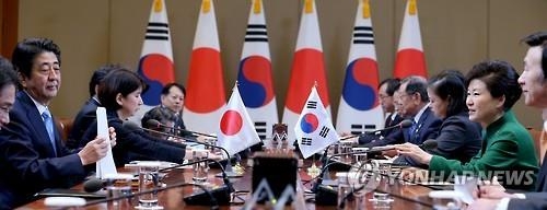 朴대통령·아베 '100분 회담'…확대보다 단독회담이 길어 - 4