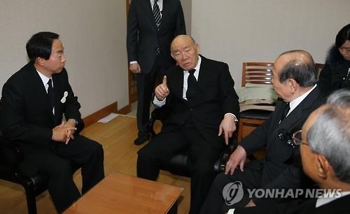< YS 서거> 전두환, 10분 조문…"역사적 화해냐" 질문에 '부답'(종합) - 4