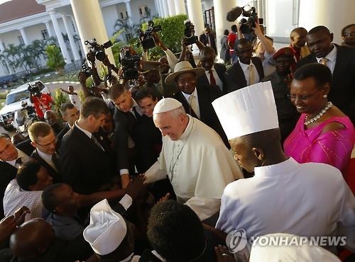 교황 우간다 도착…"아프리카는 희망의 대륙" - 2