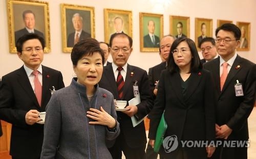朴대통령 "경제 어렵다며 할일 안하는 건 신세타령" - 2