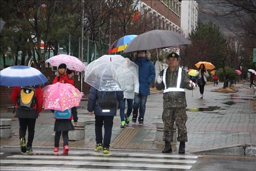 <사람들> 등굣길 안전 지킴이 예비군 지휘관 진성권씨 - 2