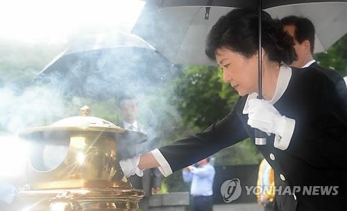 朴대통령, 어제 현충원에서 '조용한' 설 성묘 - 2