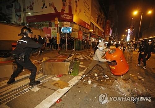춘제밤 홍콩서 시위로 100여명 부상…우산혁명후 최악 충돌(종합) - 2