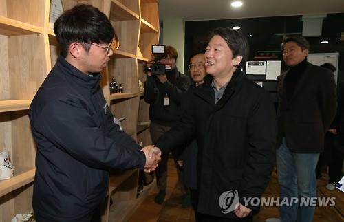 安, 역무원 쉼터 방문…"정치 바이러스잡는 백신 되겠다" - 2