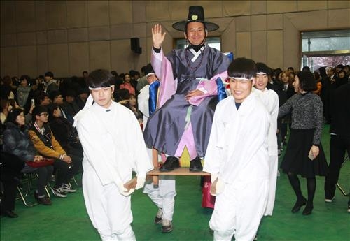 <카메라뉴스> 스승 가마 태워 졸업식장 들어서는 형석고 학생들 - 2