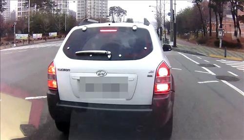 "왜 깜빡이 안켜고 차선 바꿔" 보복운전 40대 입건 - 2