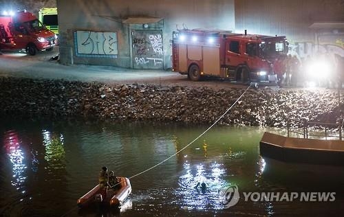 "다 꽃피기도 전에"…영국 인디밴드 멤버 교통사고 전원사망 - 4
