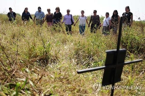 멕시코 동부 목장서 매장 시신 400여구 발견 - 2