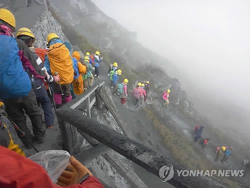 "화산에서 살아남기"…日 49개화산 163지자체 경계지역 지정 - 2