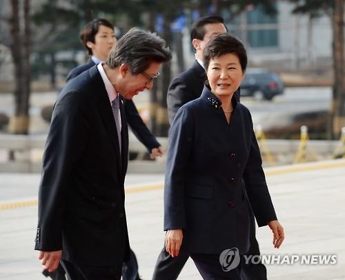 朴대통령 "北핵개발은 체제붕괴 재촉 깨닫도록 강력조치" - 2