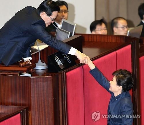 朴대통령, 김종인에 "오랜만입니다" 먼저 인사…3분 '독대'(종합) - 2