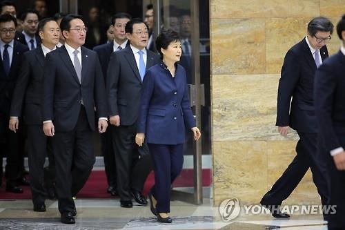 朴대통령 "사드배치 협의는 대북억제력 유지 일환" - 2
