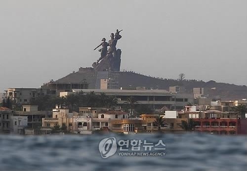 BBC "북한 '최대' 수출품은 거대 동상…수천만 달러 외화벌이" - 3