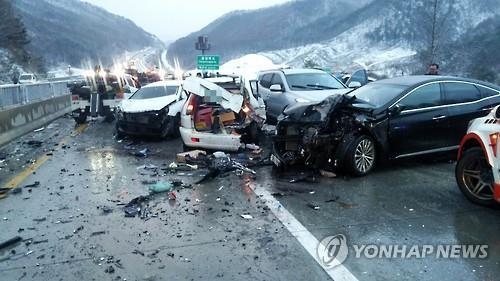 원주 중앙고속도로서 35대 연쇄추돌…17명 부상(종합2보) - 2