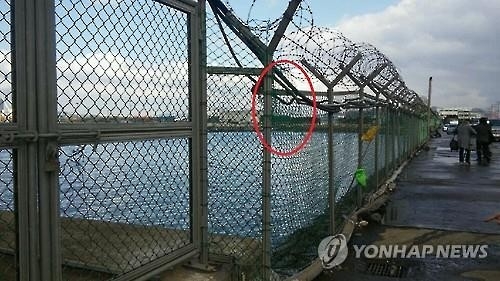 '인천항 또 뚫렸다'…중국선원 사다리 타고 밀입국 - 2