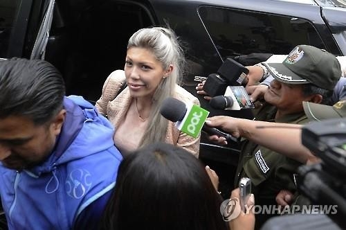 볼리비아 대통령 옛 애인 특혜비리 혐의로 체포 - 2
