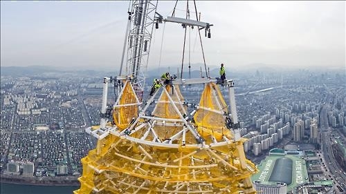 롯데월드타워 555m 완성됐다…최상층부 첨탑 완성 - 2