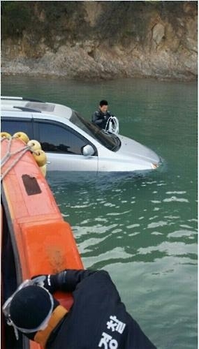 태안서 고립·표류 중인 낚시꾼·보트 구조 잇따라 - 3