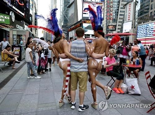 뉴욕, 타임스스퀘어 캐릭터·반라여성에 '활동구역' 지정한다 - 3
