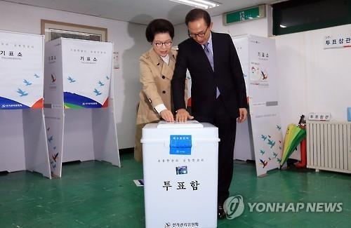 <선택 4.13> 이명박·전두환·권양숙…前 대통령·부인들도 투표(종합) - 2
