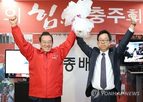<선택 4.13> 패한 윤홍락, 이종배 찾아 꽃다발 건네고 당선 축하 - 2