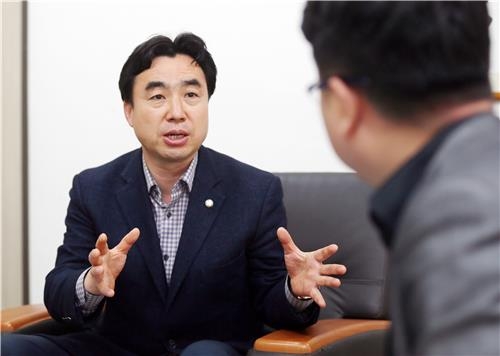 <국회의원 당선인> 윤관석 "국민들 정치 불신, 여야가 책임 통감해야" - 3