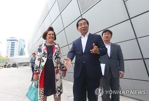 '보그' 에디터 수지 멘키스 주관 콘퍼런스 서울 개최 - 2