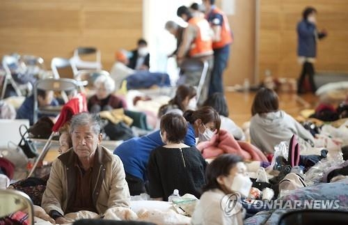 "시청 폐쇄·학교 휴교"…日 구마모토 도시기능 마비 - 2