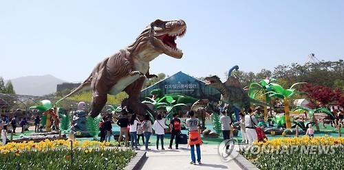 '봄날은 금방 간다'…황사에도 전국 나들이 인파 북적북적 - 2