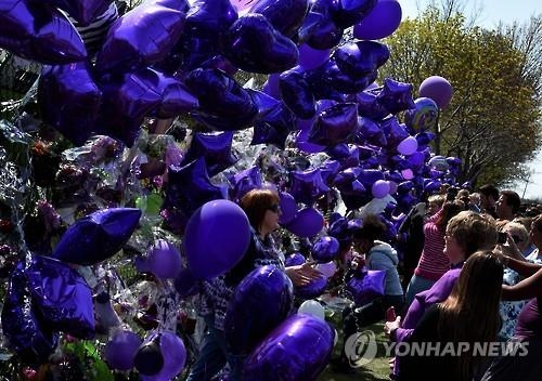 '천재 뮤지션' 프린스 장례식…보랏빛 아래 영면 - 4