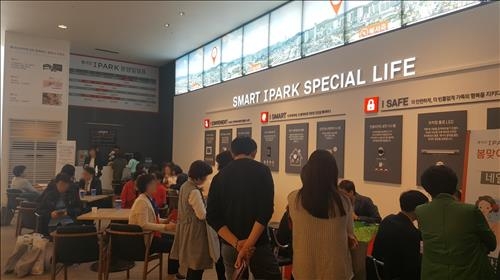 봄 성수기 맞은 분양시장…전국 견본주택 북새통 - 3