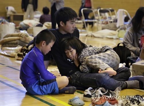 日강진 구마모토 건물 4천개 '위험'…애완견 동반대피 '눈총' - 3